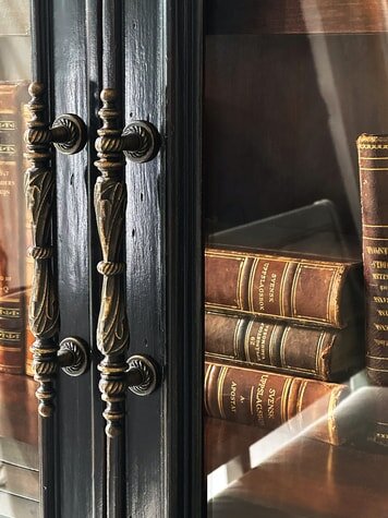 Витрина HOOKER FURNITURE Charleston