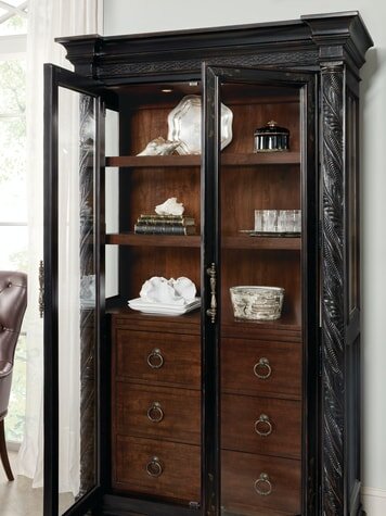 Витрина HOOKER FURNITURE Charleston
