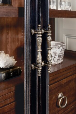 Витрина HOOKER FURNITURE Charleston