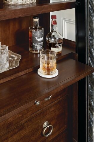 Витрина HOOKER FURNITURE Charleston