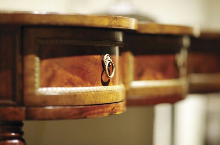 Консоль Jonathan Charles Mahogany Scalloped Console 493031-MAH